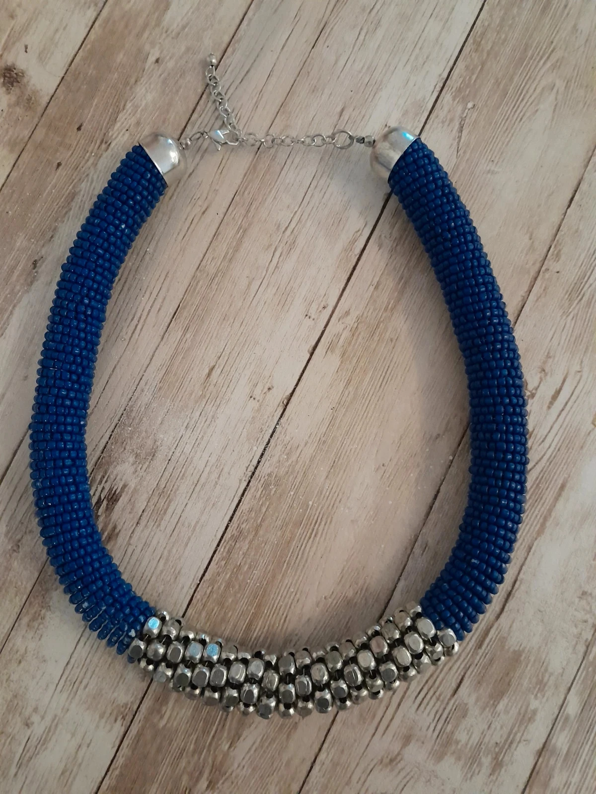 Collier ras du cou, forme semi-rigide, couleur bleu roi et argenté
